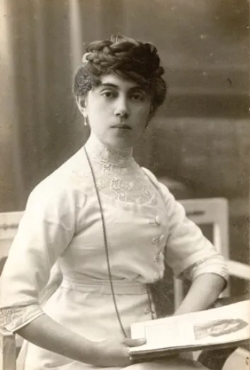 Vintage photos of Edwardian-era women in period-accurate clothing