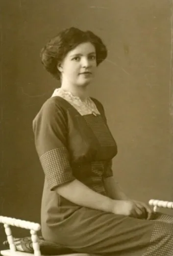 Vintage photos of Edwardian-era women in period-accurate clothing