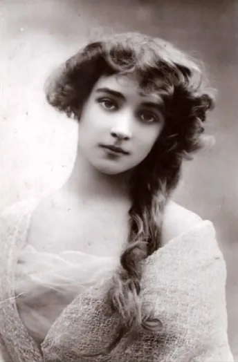 Vintage photos of Edwardian-era women in period-accurate clothing