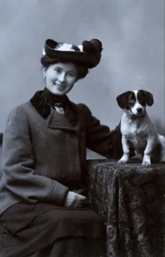 Vintage photos of Edwardian-era women in period-accurate clothing
