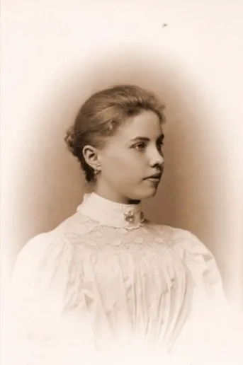 Vintage photos of Edwardian-era women in period-accurate clothing