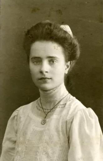Vintage photos of Edwardian-era women in period-accurate clothing