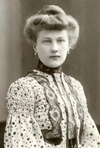 Vintage photos of Edwardian-era women in period-accurate clothing