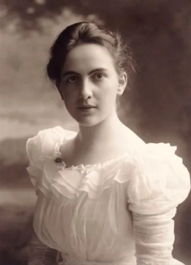Vintage photos of Edwardian-era women in period-accurate clothing