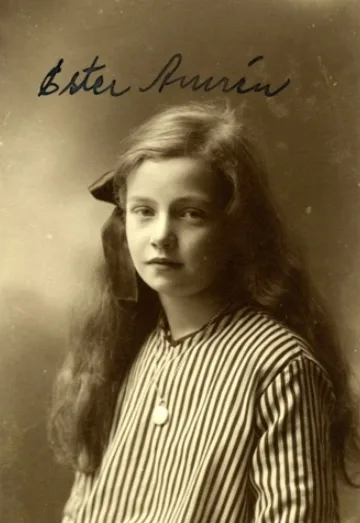 Vintage photos of Edwardian-era women in period-accurate clothing