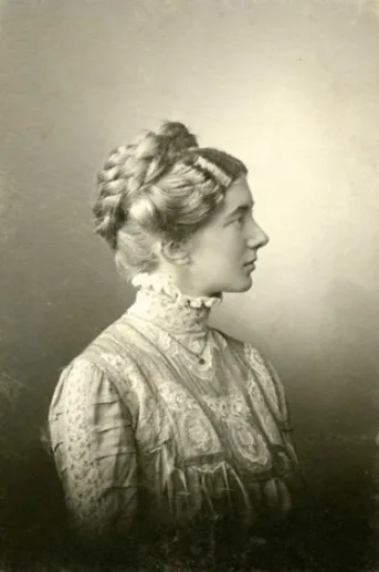 Vintage photos of Edwardian-era women in period-accurate clothing