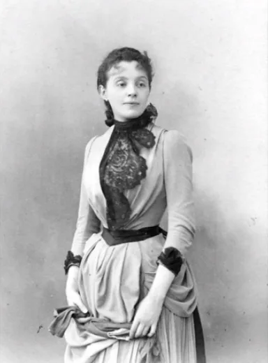 Vintage photos of Edwardian-era women in period-accurate clothing