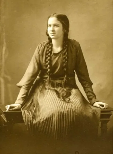 Vintage photos of Edwardian-era women in period-accurate clothing