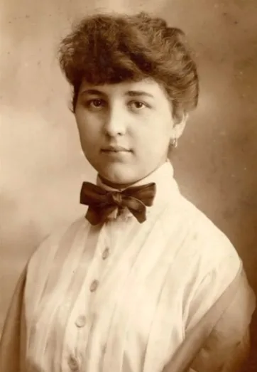 Vintage photos of Edwardian-era women in period-accurate clothing