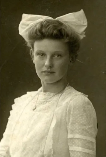 Vintage photos of Edwardian-era women in period-accurate clothing