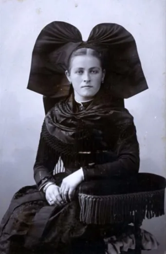 Vintage photos of Edwardian-era women in period-accurate clothing