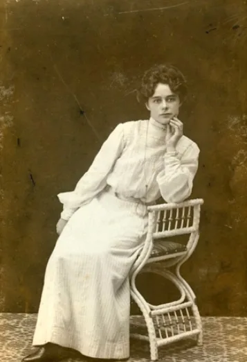 Vintage photos of Edwardian-era women in period-accurate clothing