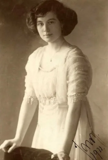 Vintage photos of Edwardian-era women in period-accurate clothing