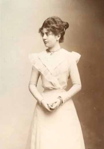 Vintage photos of Edwardian-era women in period-accurate clothing