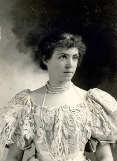 Vintage photos of Edwardian-era women in period-accurate clothing