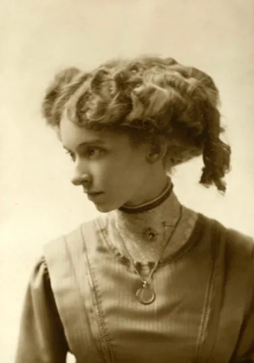 Vintage photos of Edwardian-era women in period-accurate clothing