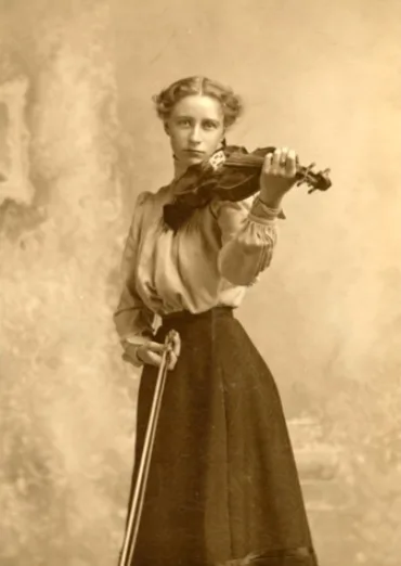 Vintage photos of Edwardian-era women in period-accurate clothing