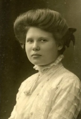 Vintage photos of Edwardian-era women in period-accurate clothing