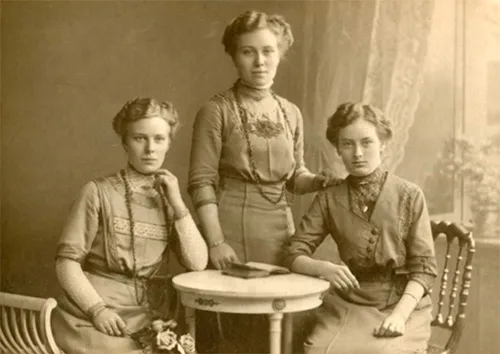 Vintage photos of Edwardian-era women in period-accurate clothing