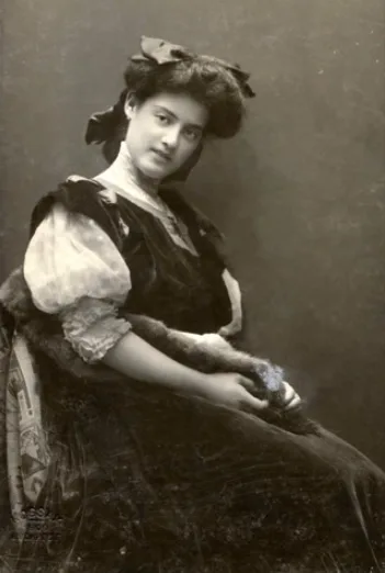 Vintage photos of Edwardian-era women in period-accurate clothing