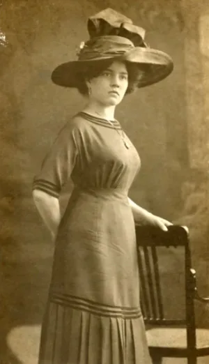 Vintage photos of Edwardian-era women in period-accurate clothing