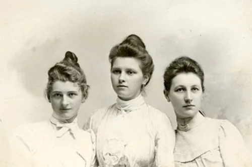 Vintage photos of Edwardian-era women in period-accurate clothing