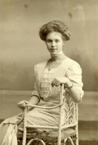 Vintage photos of Edwardian-era women in period-accurate clothing