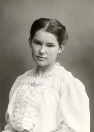 Vintage photos of Edwardian-era women in period-accurate clothing