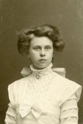 Vintage photos of Edwardian-era women in period-accurate clothing