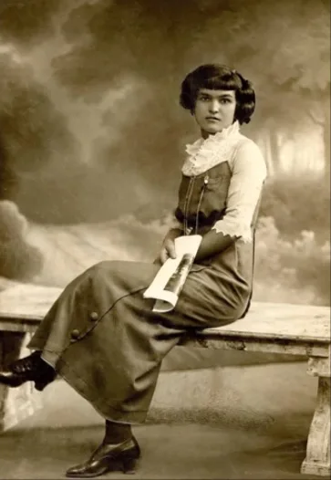 Vintage photos of Hungarian ladies from the early 1900s