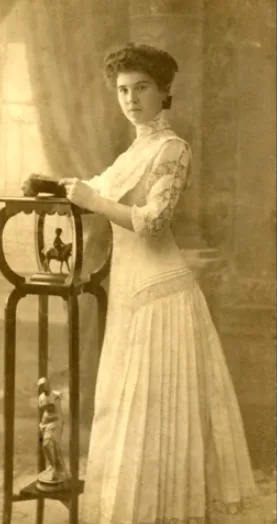 Vintage photos of Hungarian ladies from early 1900s