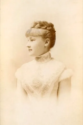 Vintage photos of Hungarian ladies from early 1900s
