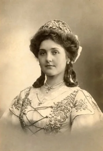 Vintage photos of Hungarian ladies from early 1900s