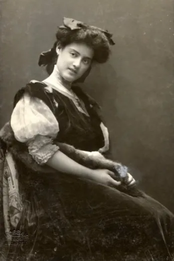 Vintage photos of Hungarian ladies from early 1900s