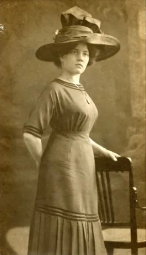 Vintage photos of Hungarian ladies from early 1900s