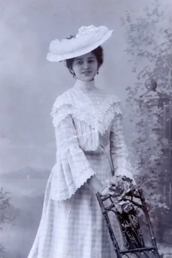 Vintage photos of Hungarian ladies from early 1900s