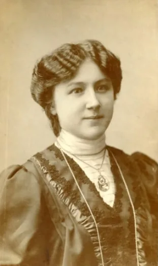 Vintage photos of Hungarian ladies from early 1900s