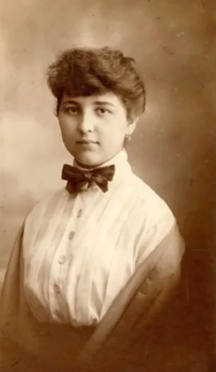 Vintage photos of Hungarian ladies from early 1900s