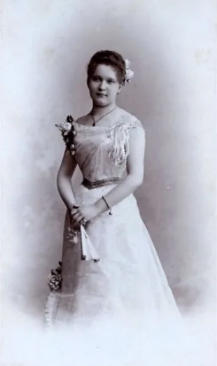 Vintage photos of Hungarian ladies from early 1900s