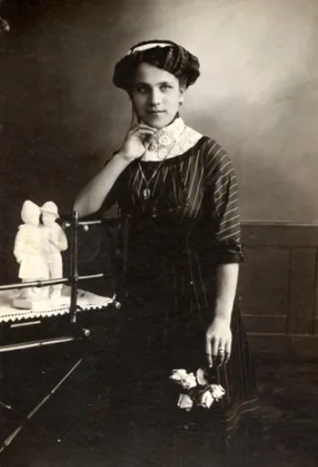 Vintage photos of Hungarian ladies from early 1900s