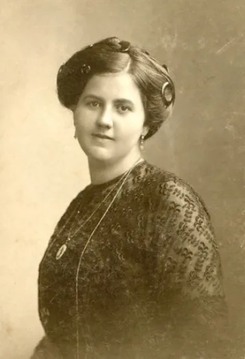 Vintage photos of Hungarian ladies from early 1900s