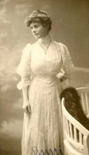 Vintage photos of Hungarian ladies from early 1900s