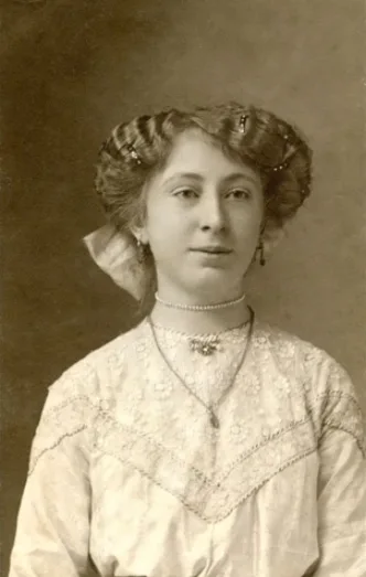 Vintage photos of Hungarian ladies from early 1900s