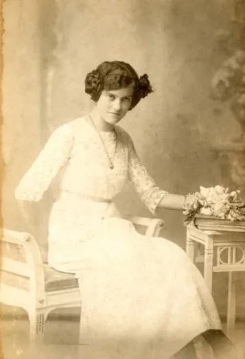 Vintage photos of Hungarian ladies from early 1900s