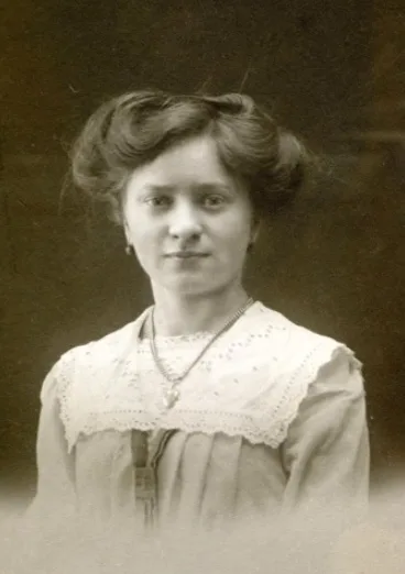 Vintage photos of Hungarian ladies from early 1900s