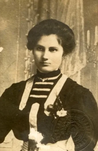Vintage photos of Hungarian ladies from early 1900s