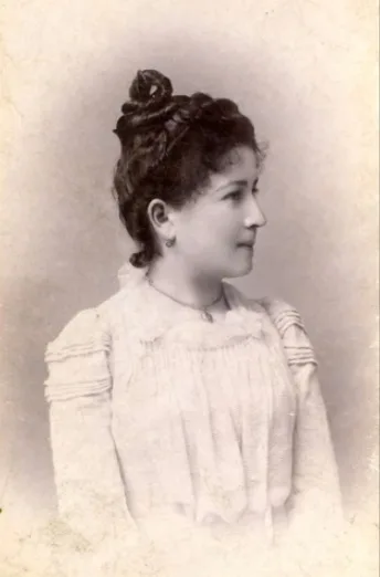 Vintage photos of Hungarian ladies from early 1900s