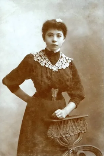 Vintage photos of Hungarian ladies from early 1900s