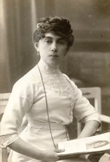 Vintage photos of Hungarian ladies from early 1900s