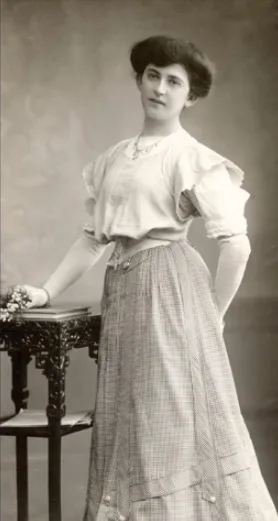Vintage photos of Hungarian ladies from early 1900s